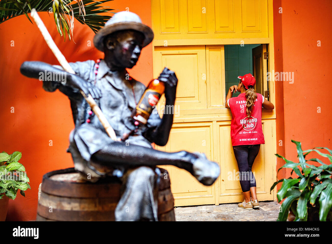 L'Avana, Cuba - Dicembre 12, 2016: Rom statua a tema nel cortile interno del Museo del Ron (Museo di rum) a l'Avana Foto Stock