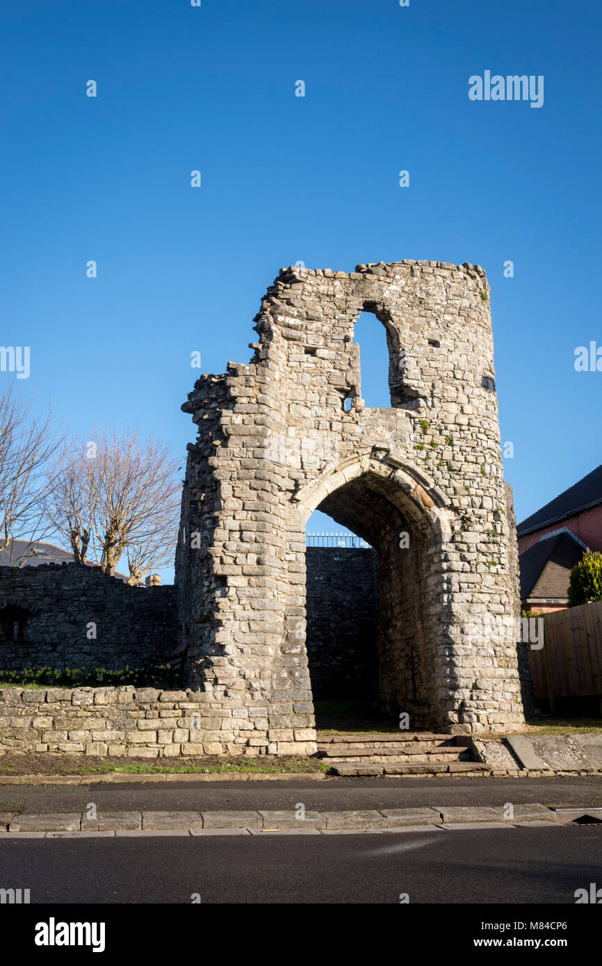 Gatehouse del medievale castello di Barry rovina illuminata dalla mattina presto il sole sotto un cielo blu chiaro Foto Stock