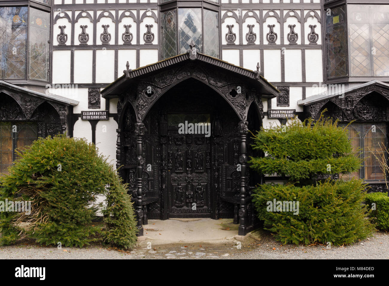 Plas Newydd ornati in legno intagliato e porta portico a casa di Sarah Ponsonby & Eleanor Butler Charlotte meglio conosciuto come il Signore di Llangollen Foto Stock