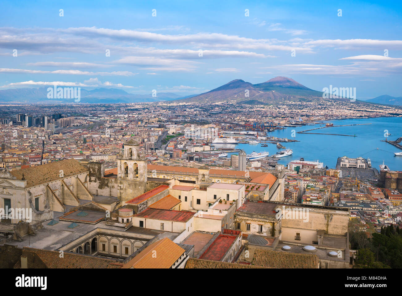 Napoli Italia, veduta aerea della città e del porto di Napoli con gli edifici della Certosa di San Martino in primo piano, Vomero Napoli, Italia. Foto Stock