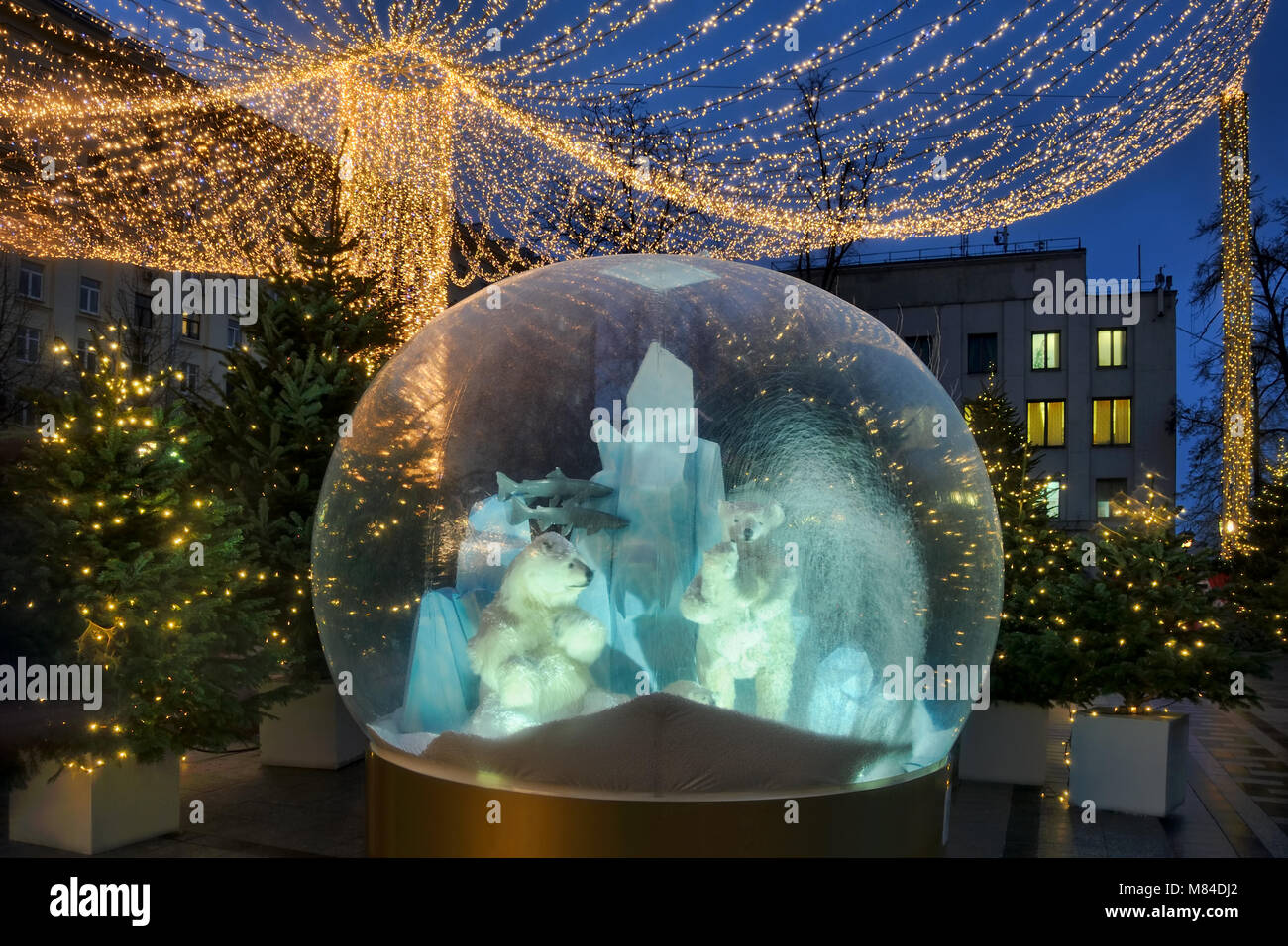= sfera di vetro con gli orsi polari sulla Tverskaya piazza nel crepuscolo = crepuscolo fine del nuovo anno installazione sulla Tverskaya quadrato con una illuminata um Foto Stock