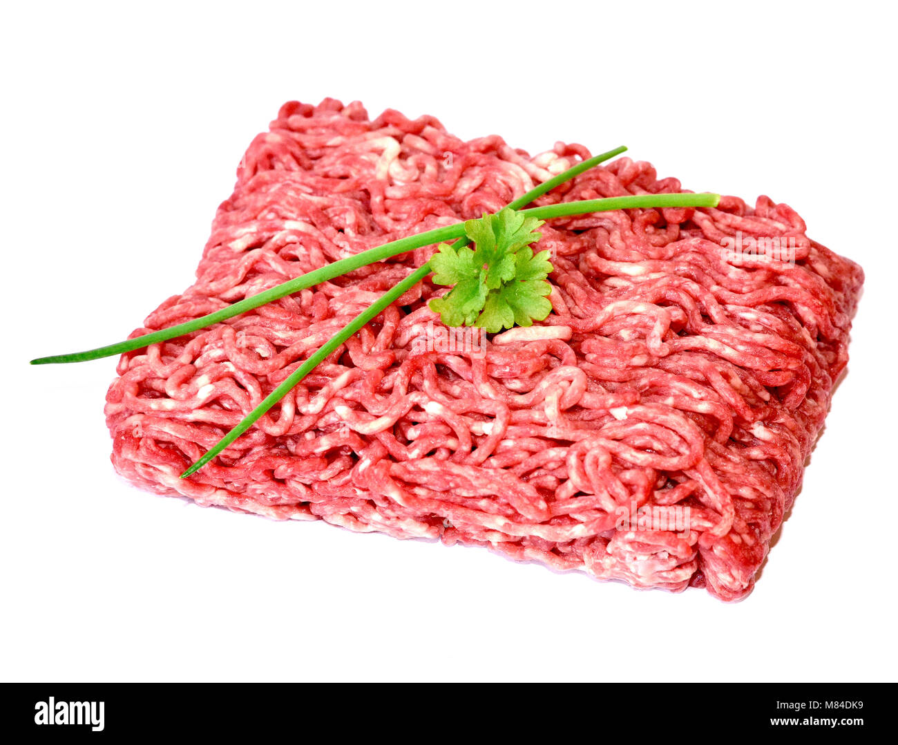 Materie le carni macinate o le carni bovine, isolato su sfondo bianco. Carni fresche, ingrediente di cottura. ad alto angolo di visione. Foto Stock