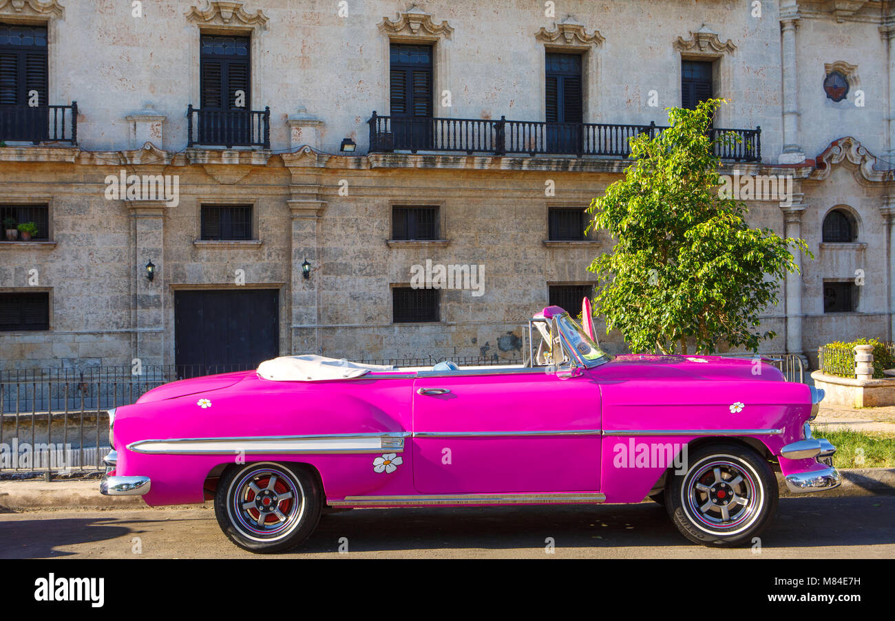 Rosa luminoso auto d'epoca nel centro di Havana Cuba Foto Stock