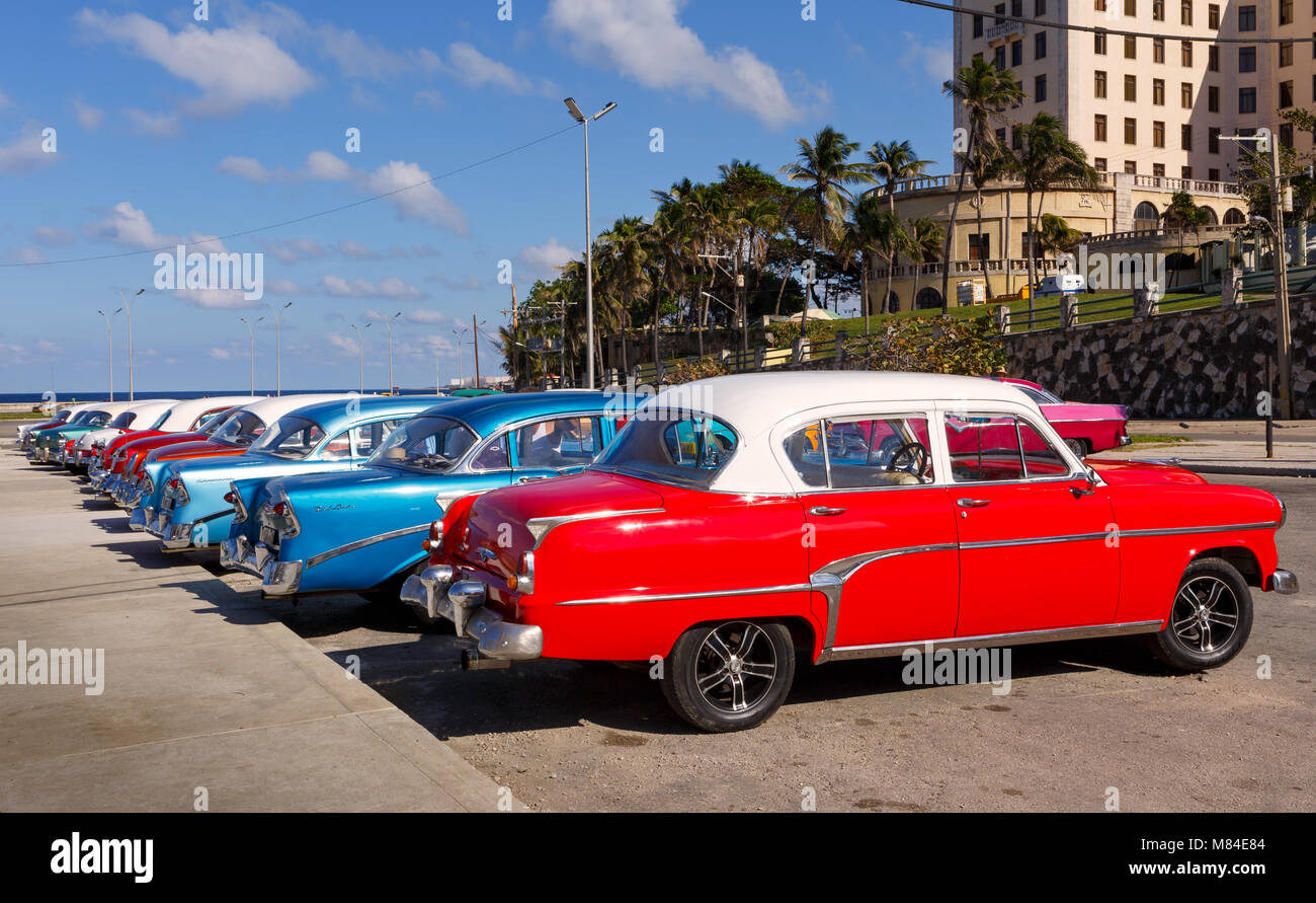 Fila di American realizzato Classic Cars vicino al National Hotel in Havana Cuba Foto Stock