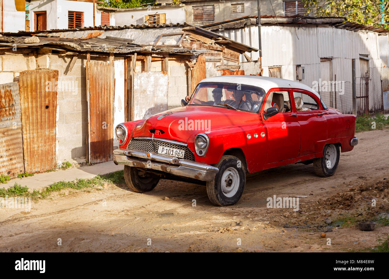 Il bianco e il rosso Vintage auto su una strada sterrata in un Paese al di fuori dell Avana Cuba Foto Stock