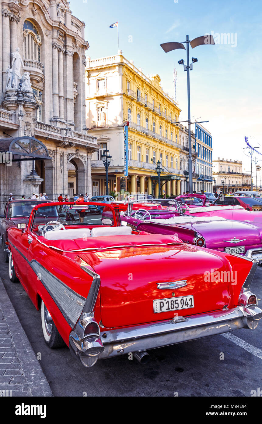 American realizzato Vetture Convertibili parcheggiato di fronte al Gran Teatro teatro in Old Havana Cuba Foto Stock