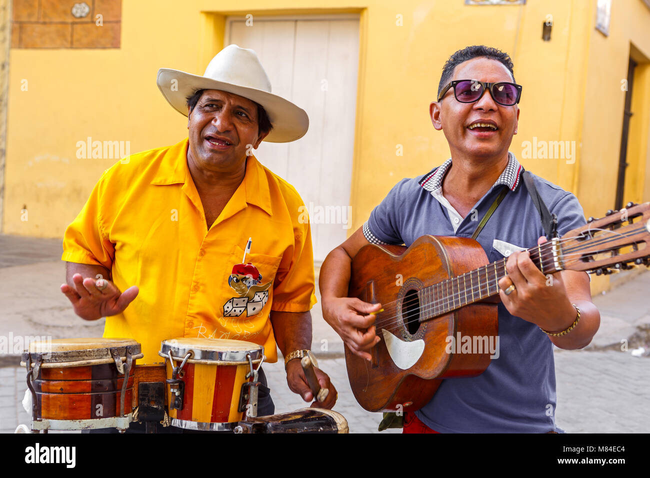 Due uomini cubana cantando per punte a Plaza Vieja a l'Avana Vecchia Cuba Foto Stock