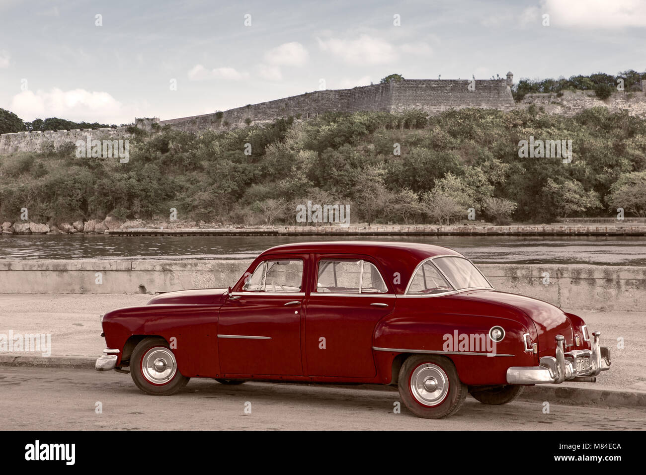 Negli anni Cinquanta il modello realizzato americano auto lungo il Malecon in Cuba Foto Stock