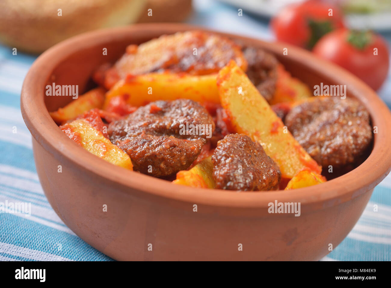 Turco kofte polpette con patate in salsa di pomodoro. Messa a fuoco selettiva Foto Stock