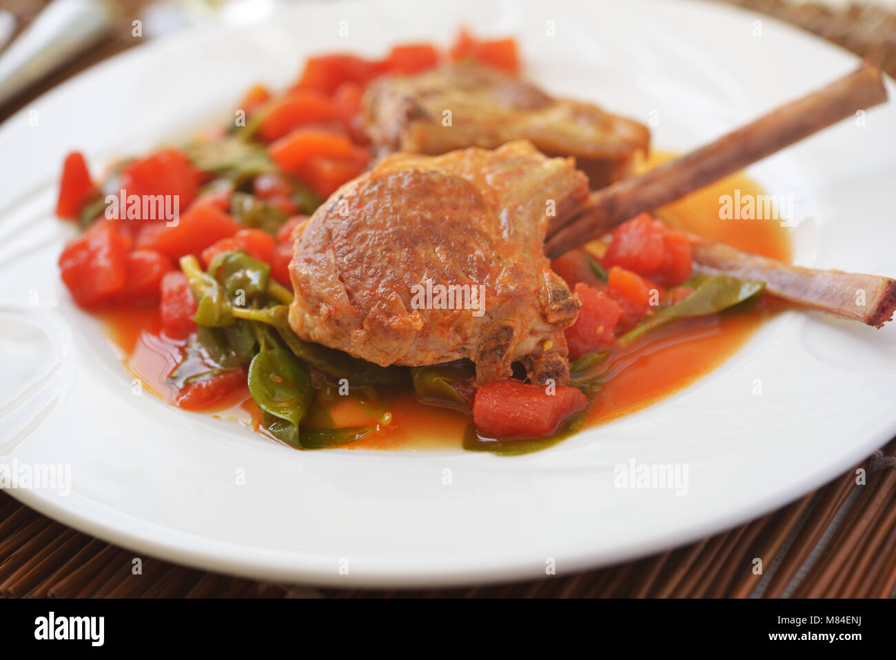 Costolette di agnello arrosto con pomodoro e purslane Foto Stock