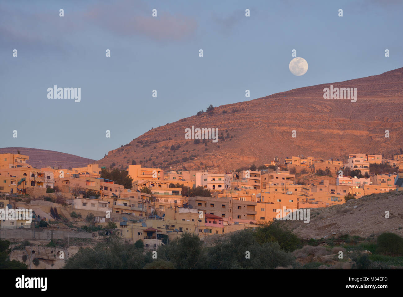 Moon over Wadi Musa, Giordania, conosciuta in tutto il mondo per l'antica città di Petra Foto Stock