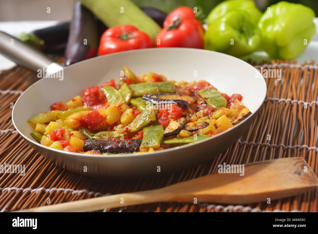 Vegetali turco rosolare in una padella Foto Stock