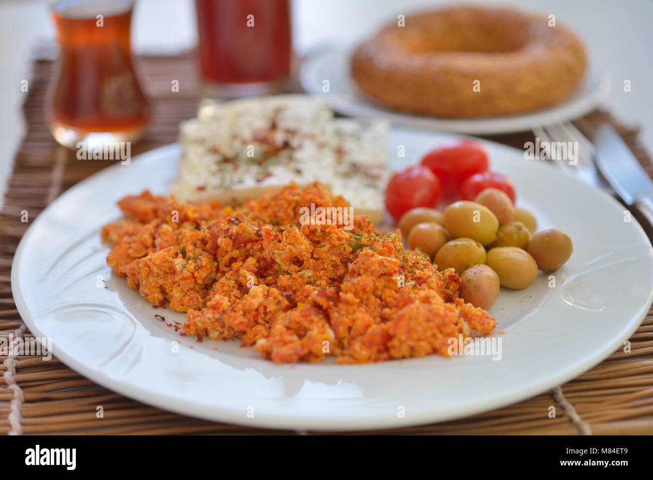 Bagno turco Colazione con menemen, formaggio, verdure, simit e tè Foto Stock