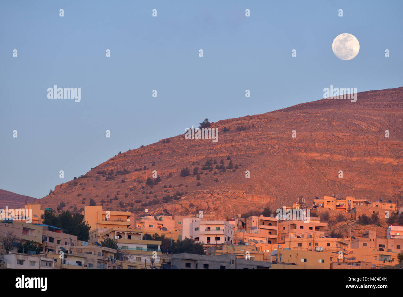 Moon over Wadi Musa, Giordania, conosciuta in tutto il mondo per l'antica città di Petra Foto Stock