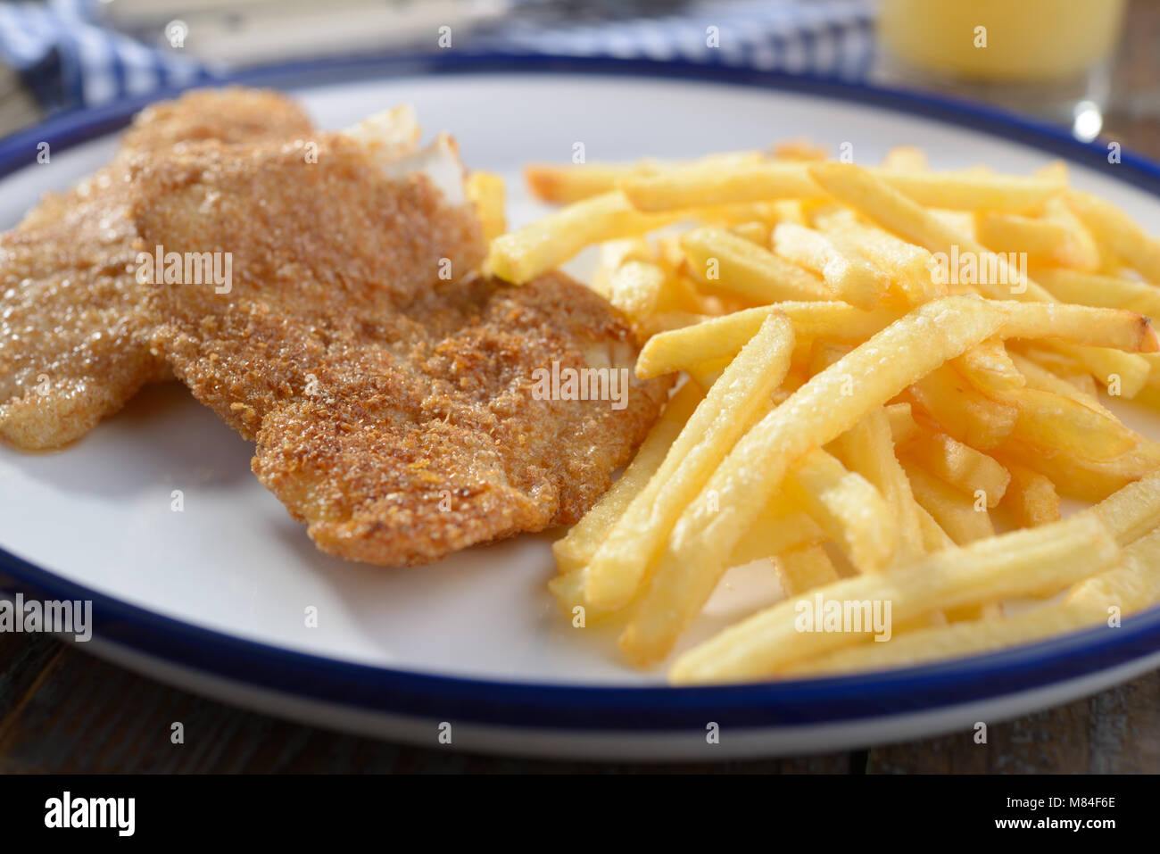 Pesce e patatine su una piastra Foto Stock