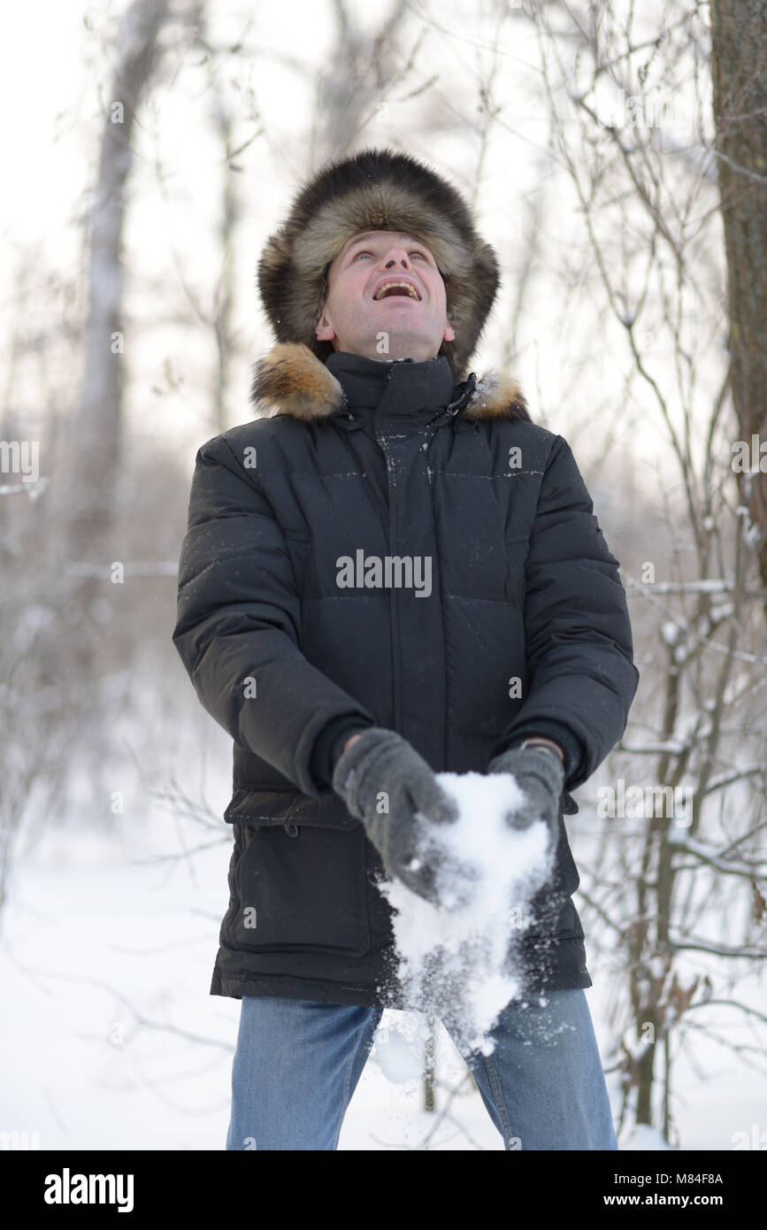 Uomo russo in abiti invernali e cappello russo in pelliccia con neve Foto  stock - Alamy