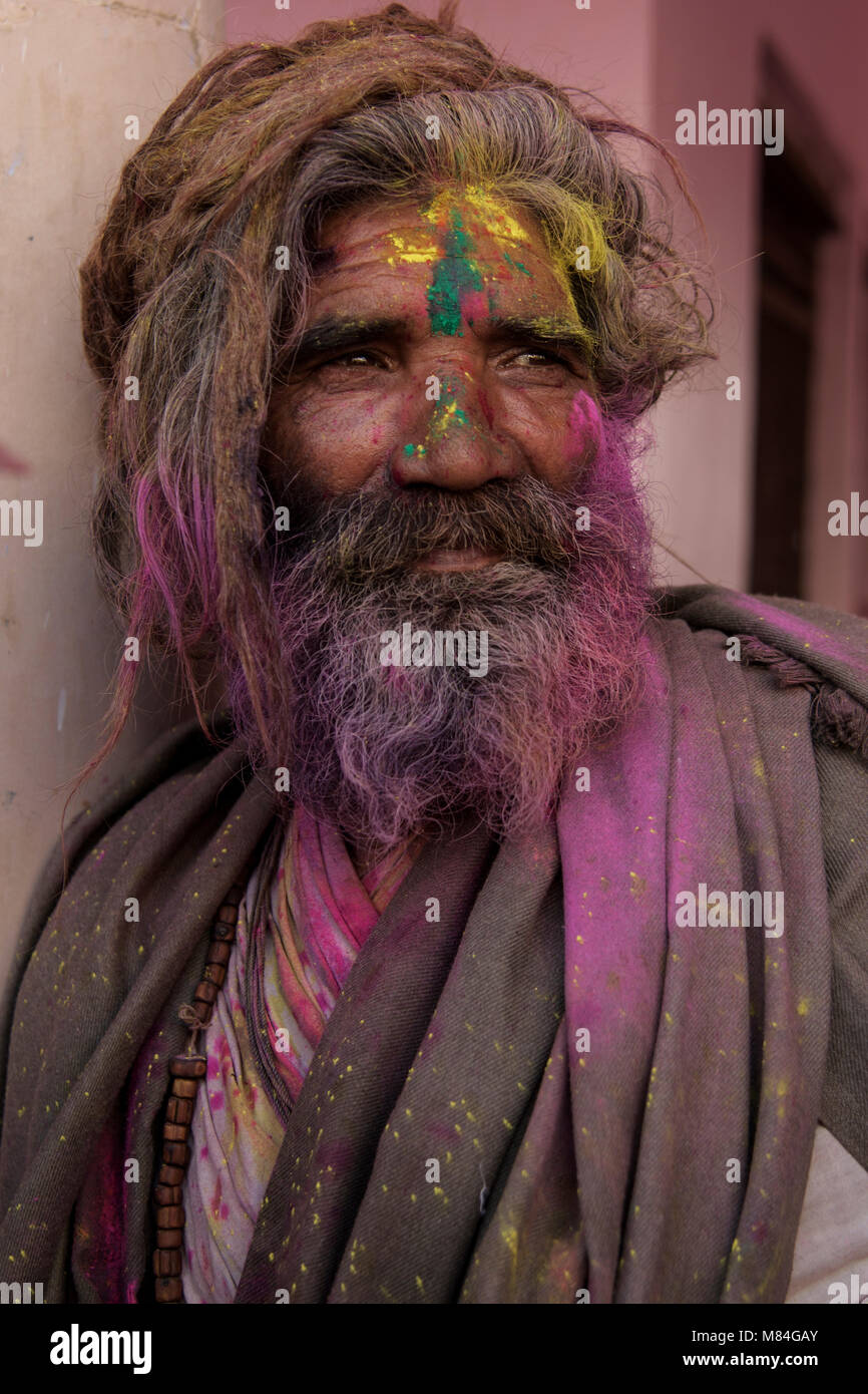 Il vecchio devoto di Nandgaon durante Lathmar Holi Foto Stock