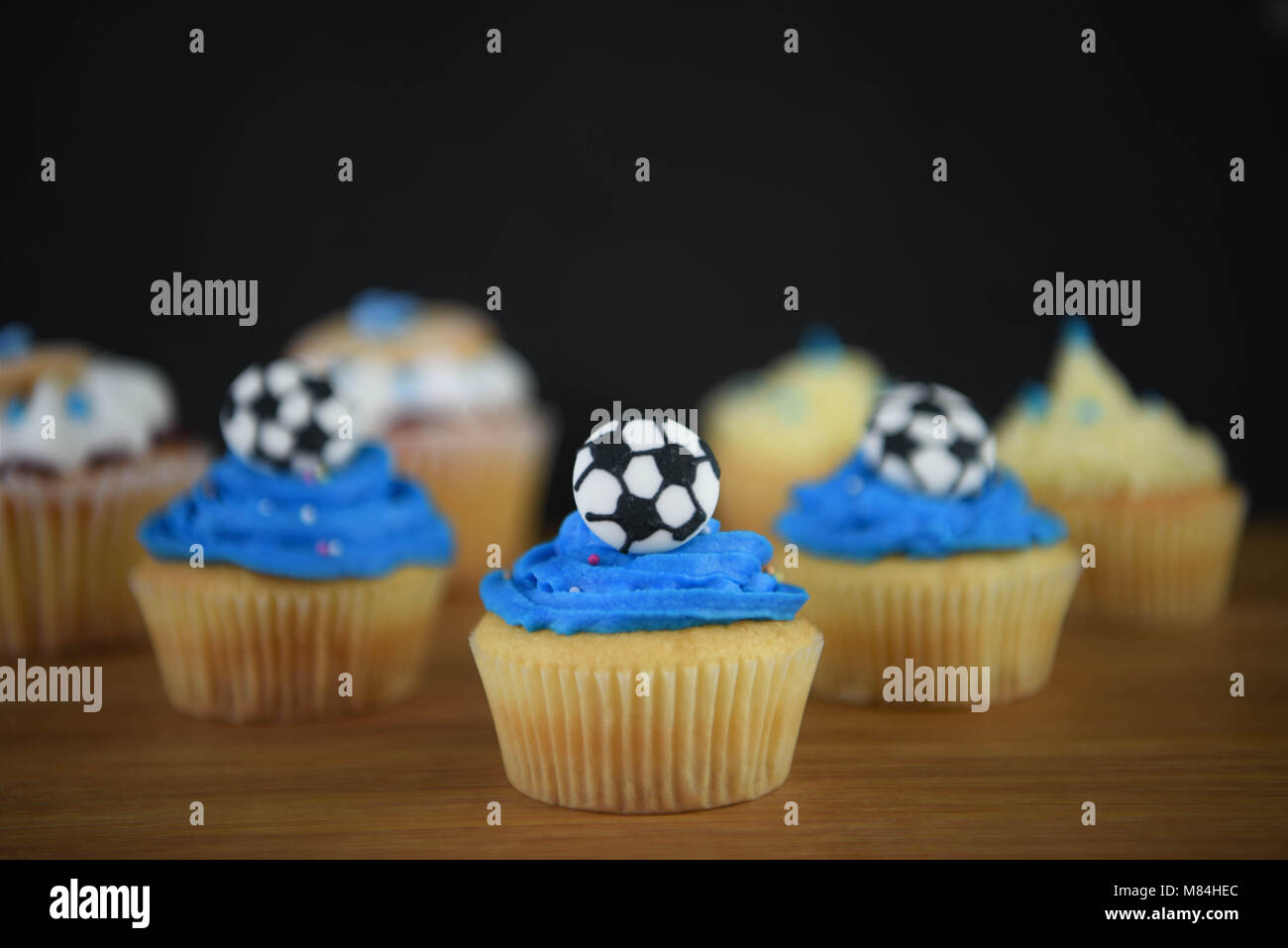 Padri giorno torte con decorazioni di calcio su nero Foto Stock