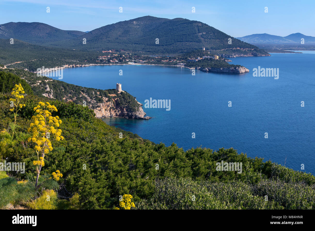 Vista dal promontorio di Capo Caccia sulla costa nord-occidentale della Sardegna in provincia di Sassari, Italia. Foto Stock