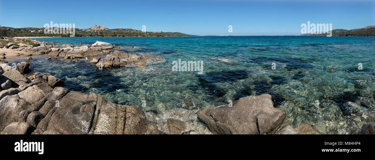 Vista panoramica della Baja Sardinia costa vicino a Palau sulla costa nordorientale dell'isola di Sardegna - Italia Foto Stock