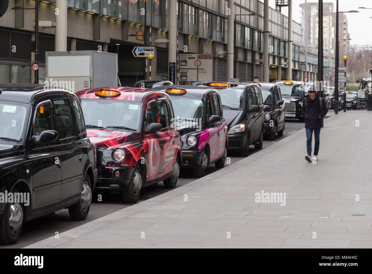 Parcheggiato a Londra i taxi in attesa di una tariffa vicino a Kings Cross Station Foto Stock