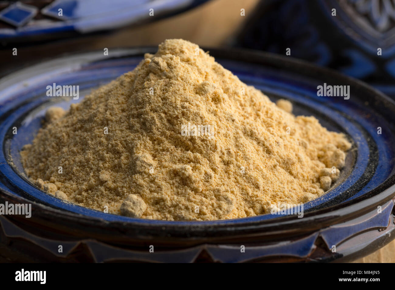 Tradizionale blu ciotola con marocchino essiccato di zenzero in polvere Foto Stock
