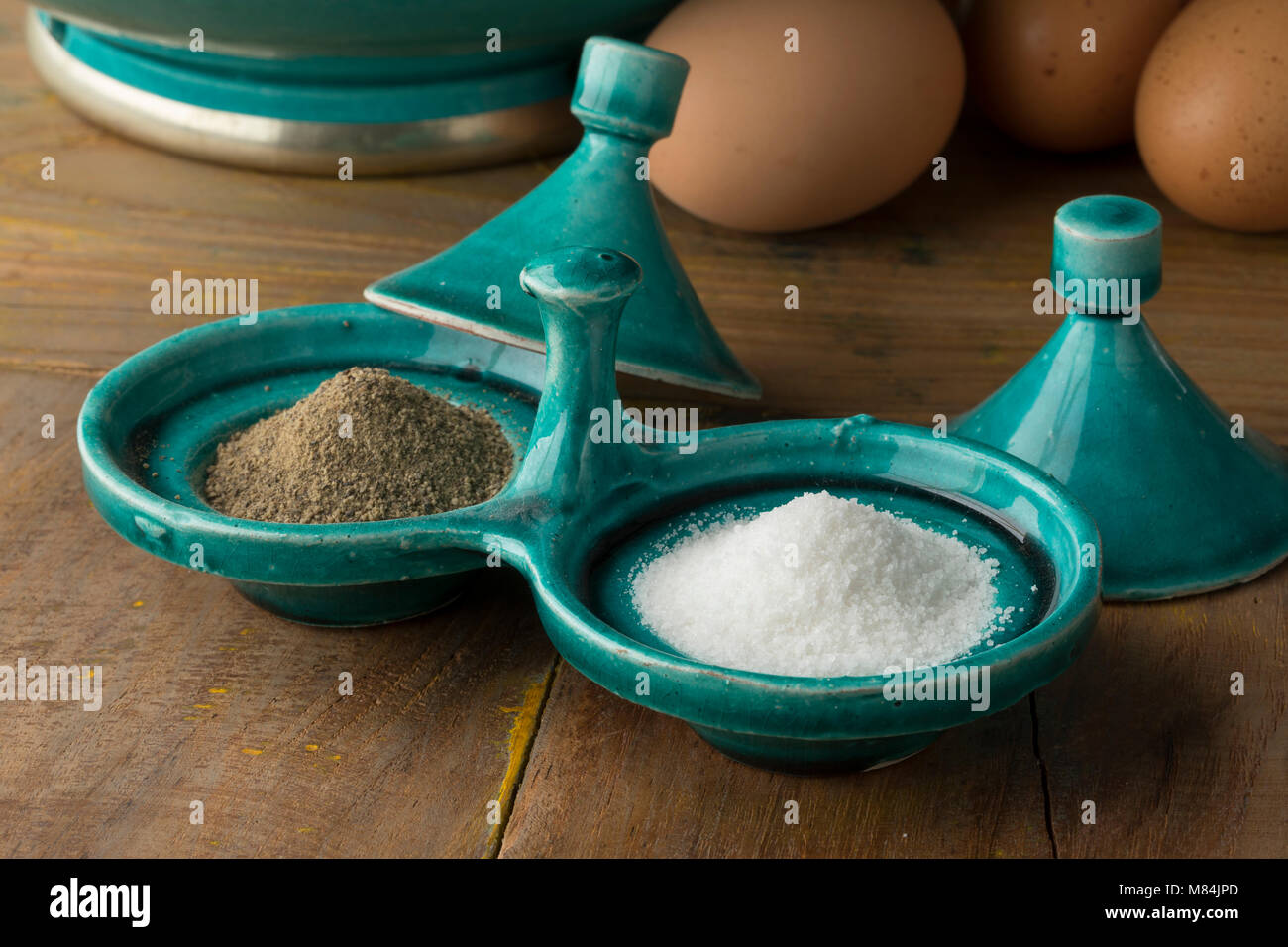 Marocchino tradizionale Peper e ciotola di sale sul tavolo Foto Stock