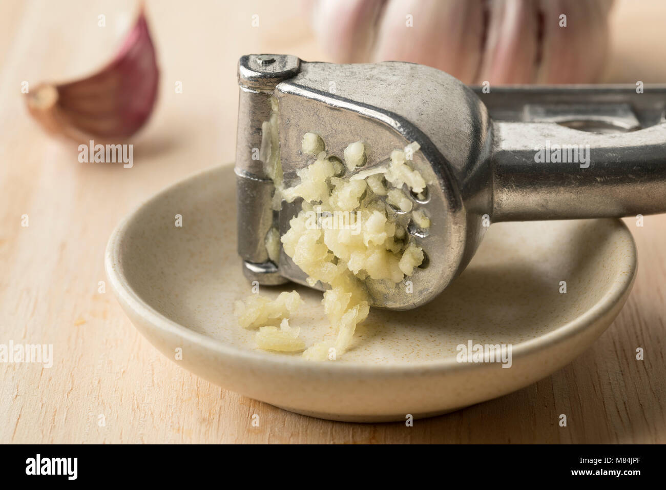 Fresca uno spicchio d aglio schiacciato in una pressa Foto Stock