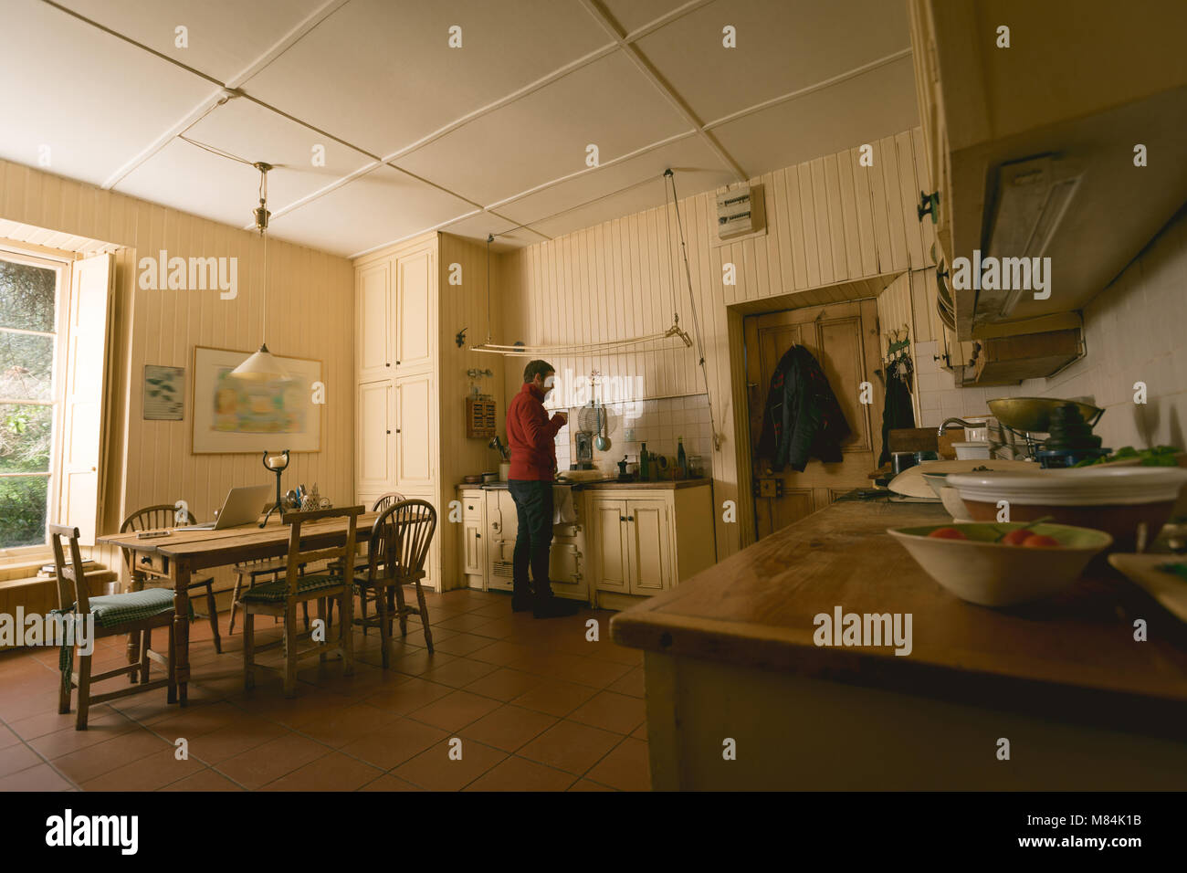 L'uomo avente il caffè a casa Foto Stock