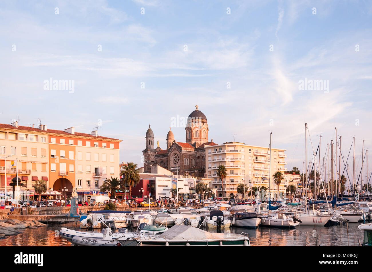 Saint-Raphaël porta con Paroisse Notre Dame Victoire chiesa e il porto al tramonto, Côte d'Azur, in Francia Foto Stock