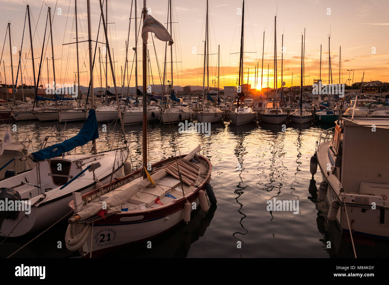 Il porto e le barche di Saint-Raphael sulla Côte d'Azur al tramonto, Francia Foto Stock