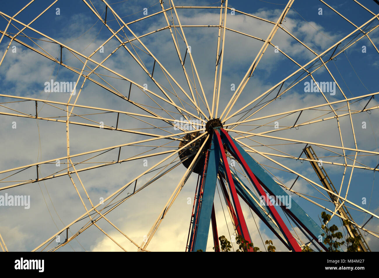 Centro di arte di una ruota panoramica Ferris con cielo blu sullo sfondo Foto Stock