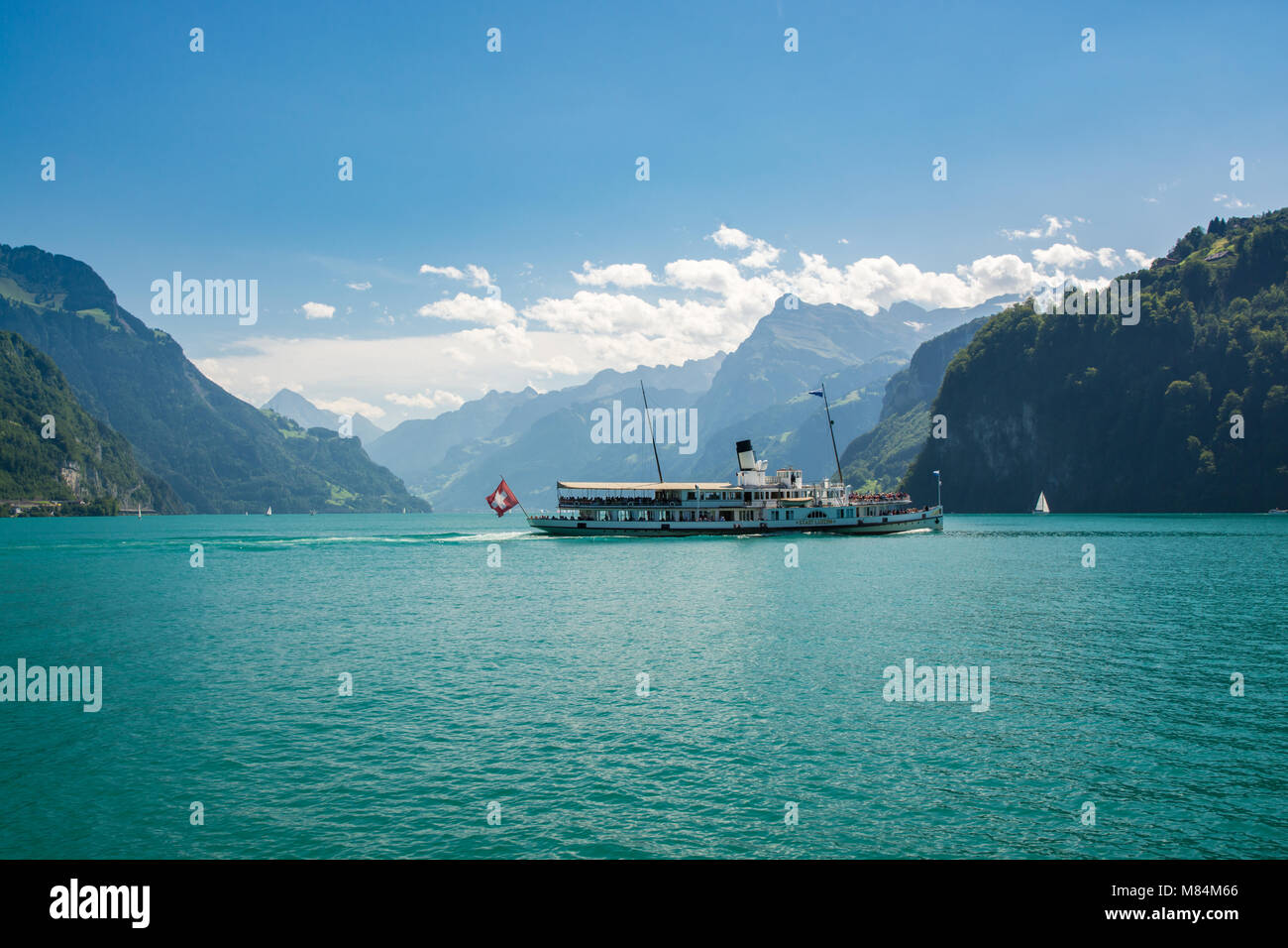 BRUNNEN, Svizzera - Agosto 2017 - Nave piena di turisti sul Lago di Lucerna vicino a Brunnen in Svizzera Foto Stock