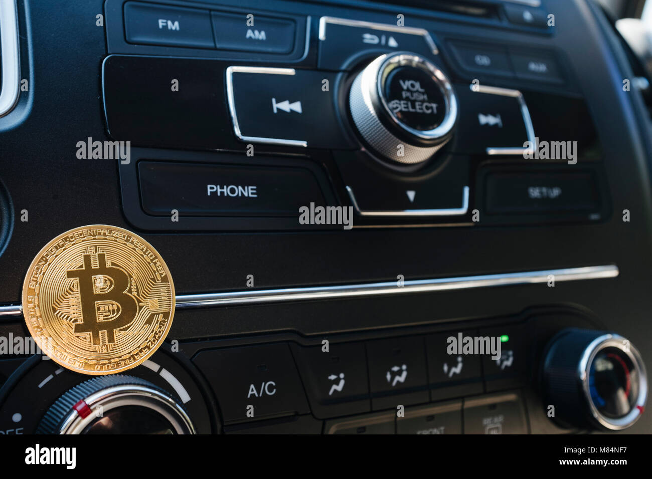 Bitcoin moneta in oro su vetture radio del cruscotto Foto Stock