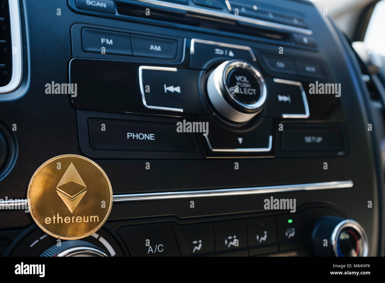 Ethereum moneta in oro su vetture cruscotto Foto Stock