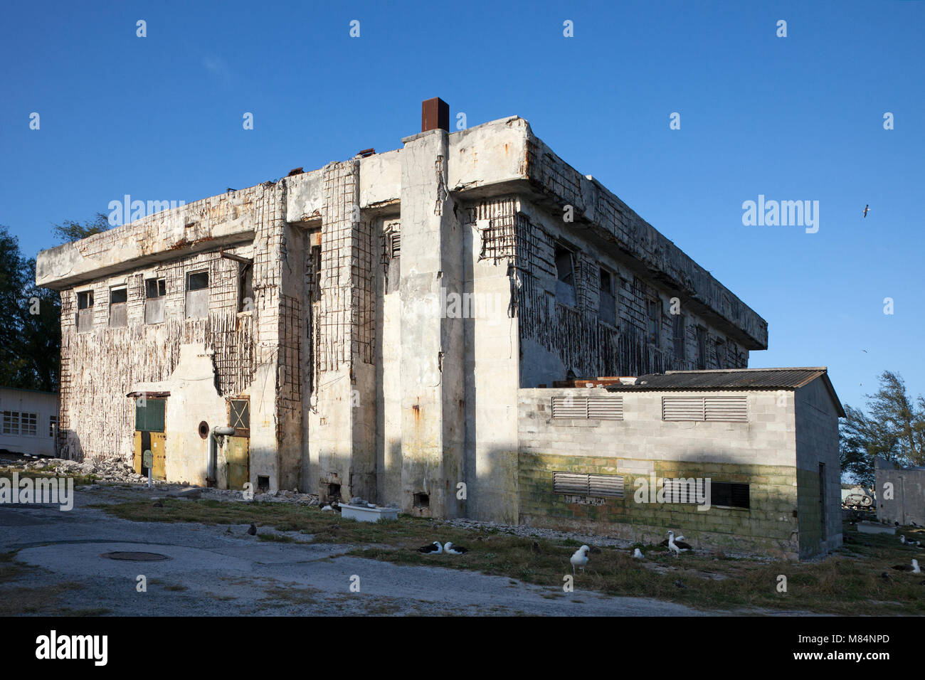 Storico impianto di alimentazione e di comando e le comunicazioni post su Midway atollo che è stata bombardata durante la seconda guerra mondiale il 7 dicembre 1941 Foto Stock