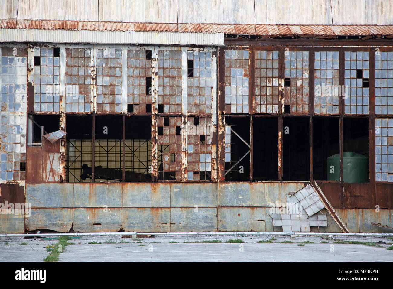 Un lato di Midway idrovolante hangar sgusciati in WWII sul dicembre 7, 1941 e impostare sul fuoco dal giapponese attacco aereo giu 4, 1942. Foto Stock