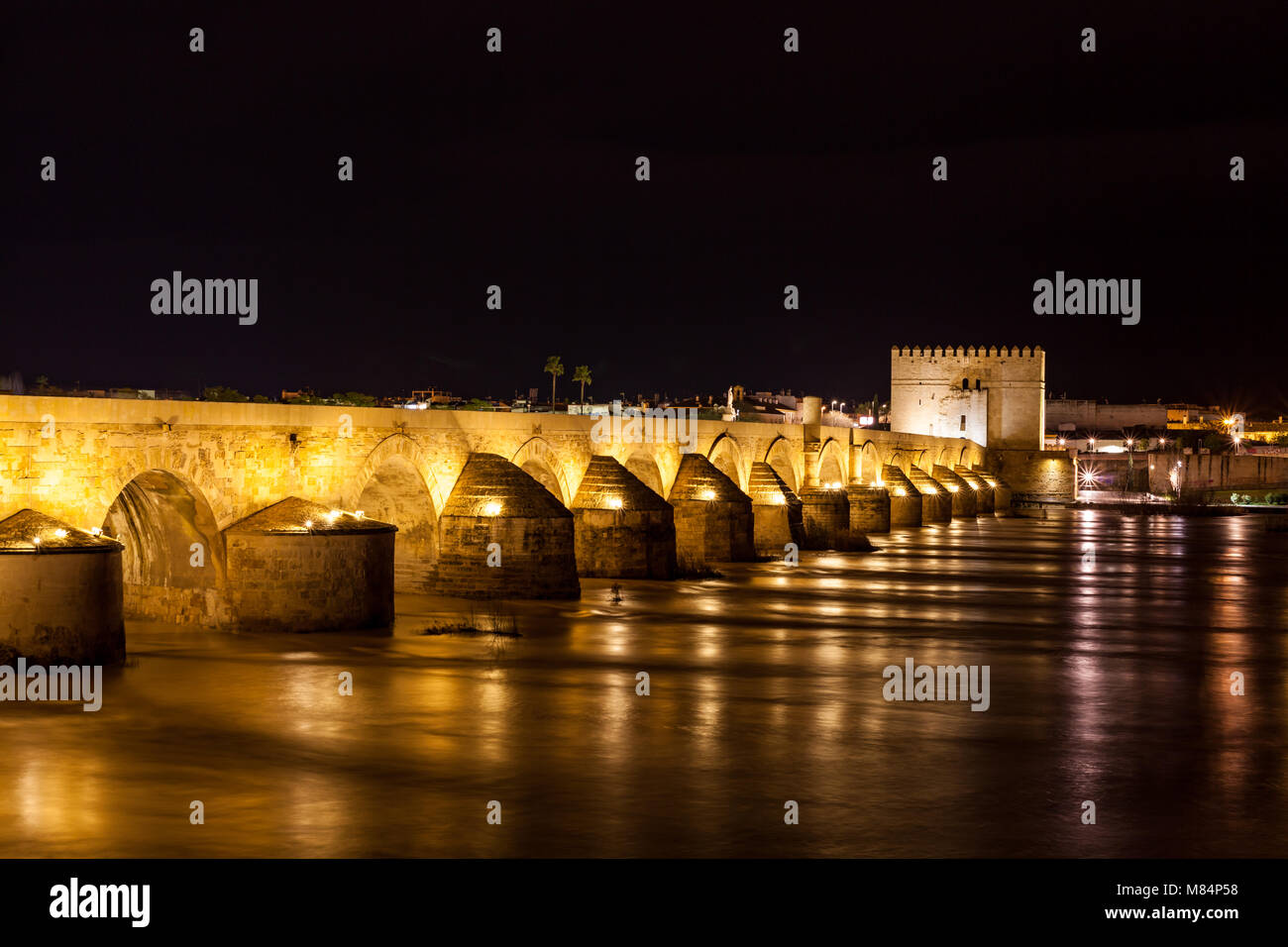 Vista del ponte romano a Cordoba Spagna in primavera Foto Stock