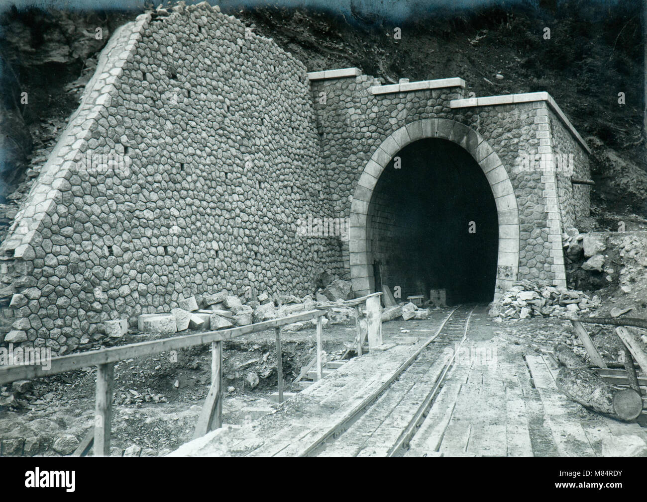 Un tunnel ferroviario in costruzione (Francia, 1913) Foto Stock