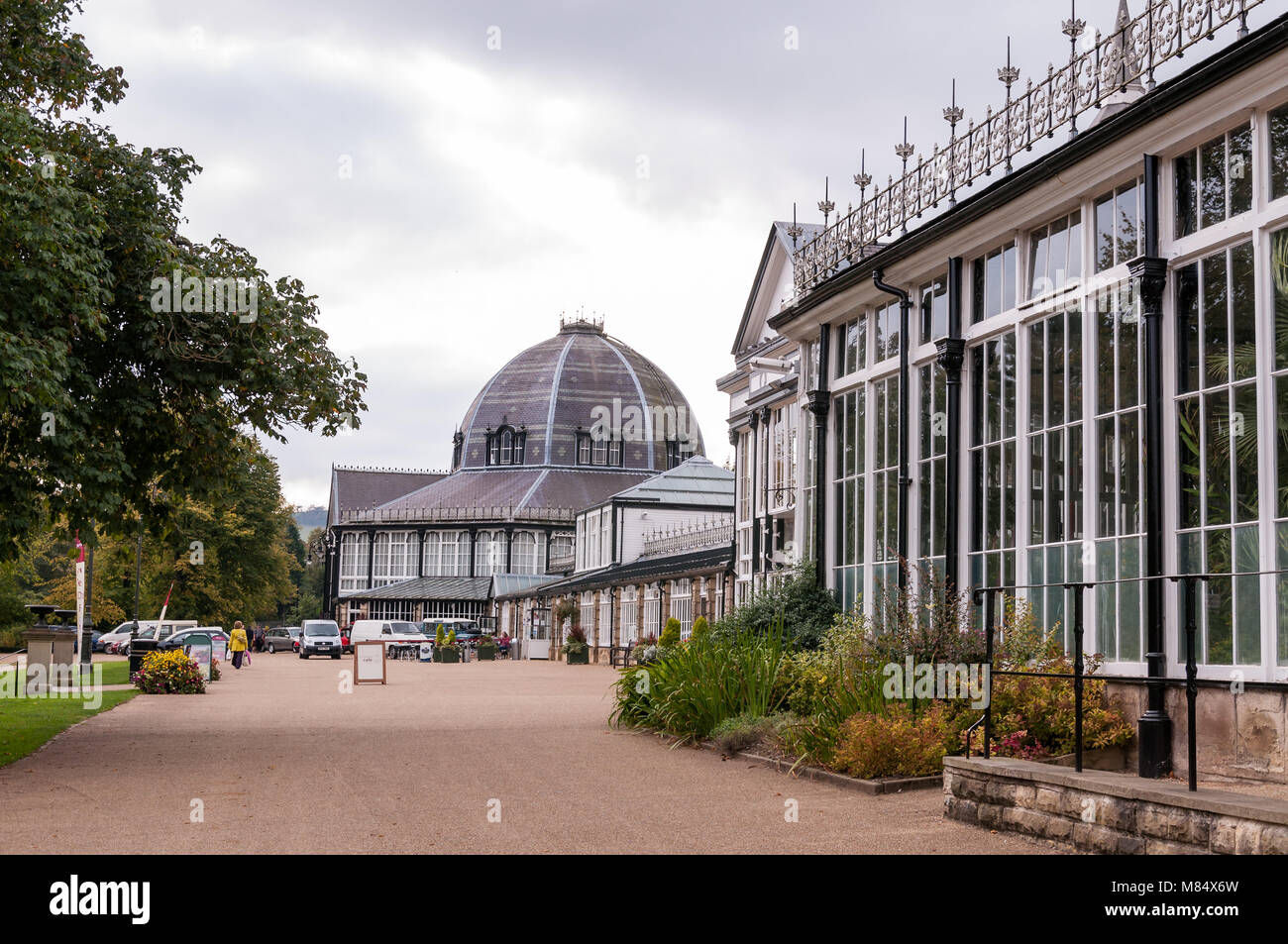 Esterno del Buxton Pavillion Arts Center e il Pavilion Gardens su un giorno nuvoloso, Derbyshire, Regno Unito Foto Stock