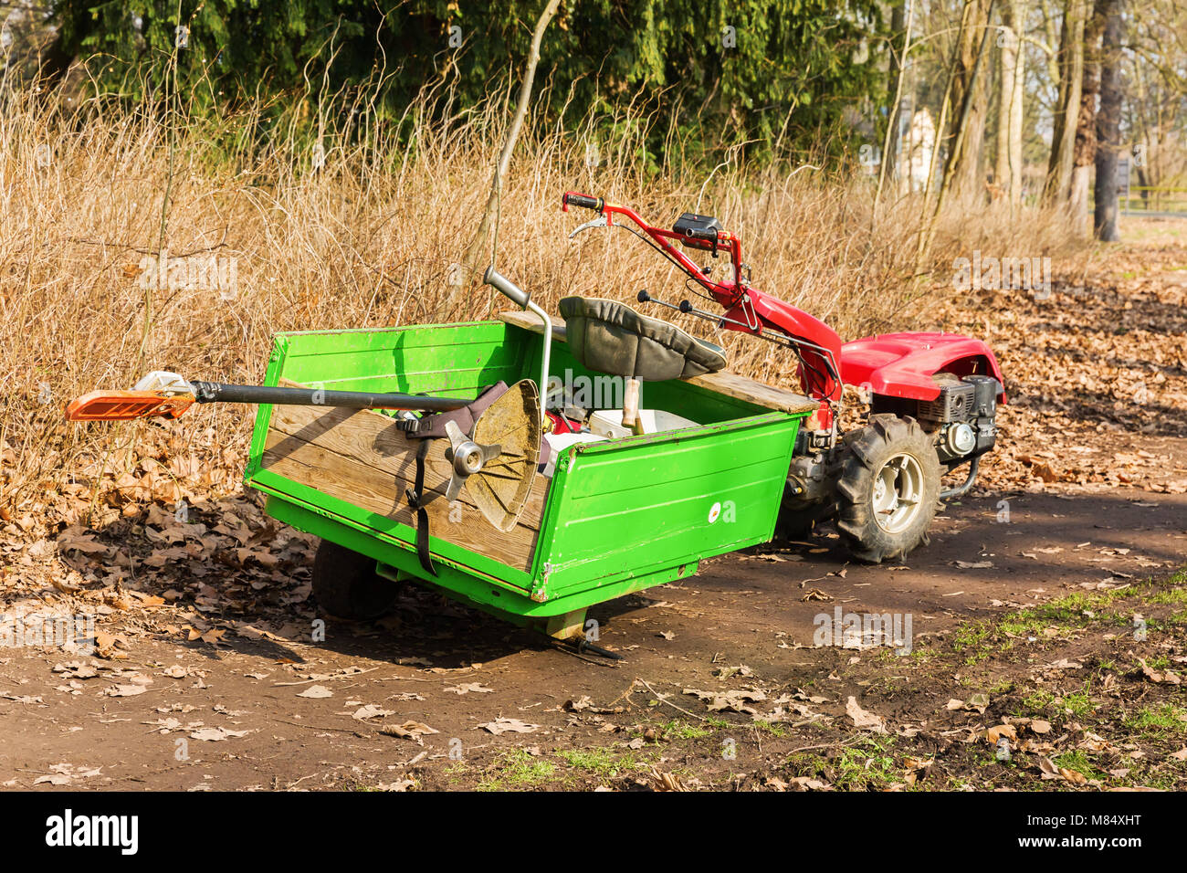 Assale rotto di una macchina per groundskeeping in un parco Foto Stock