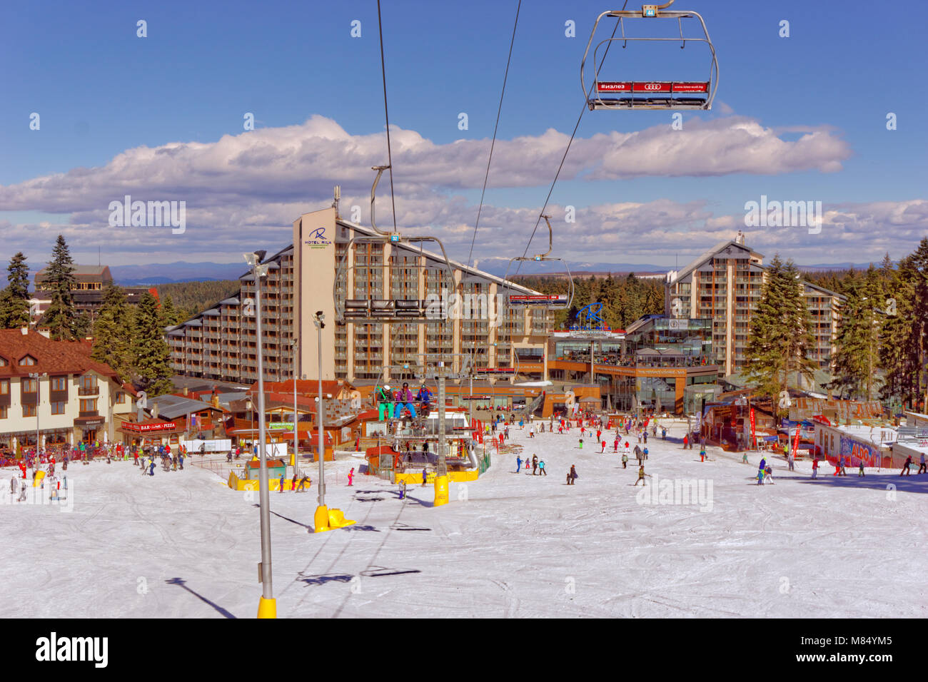 Hotel Rila e piste da sci a Borovets Ski Resort, Targovishte, Bulgaria. Foto Stock