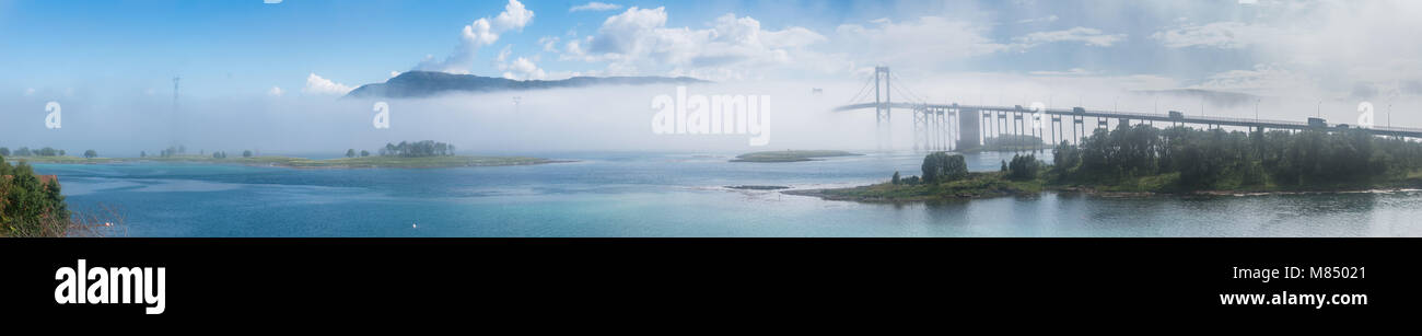 Il ponte Tjeldsund nella nebbia. Il ponte collega l'isola Hinnoya con la terraferma, Norvegia Foto Stock