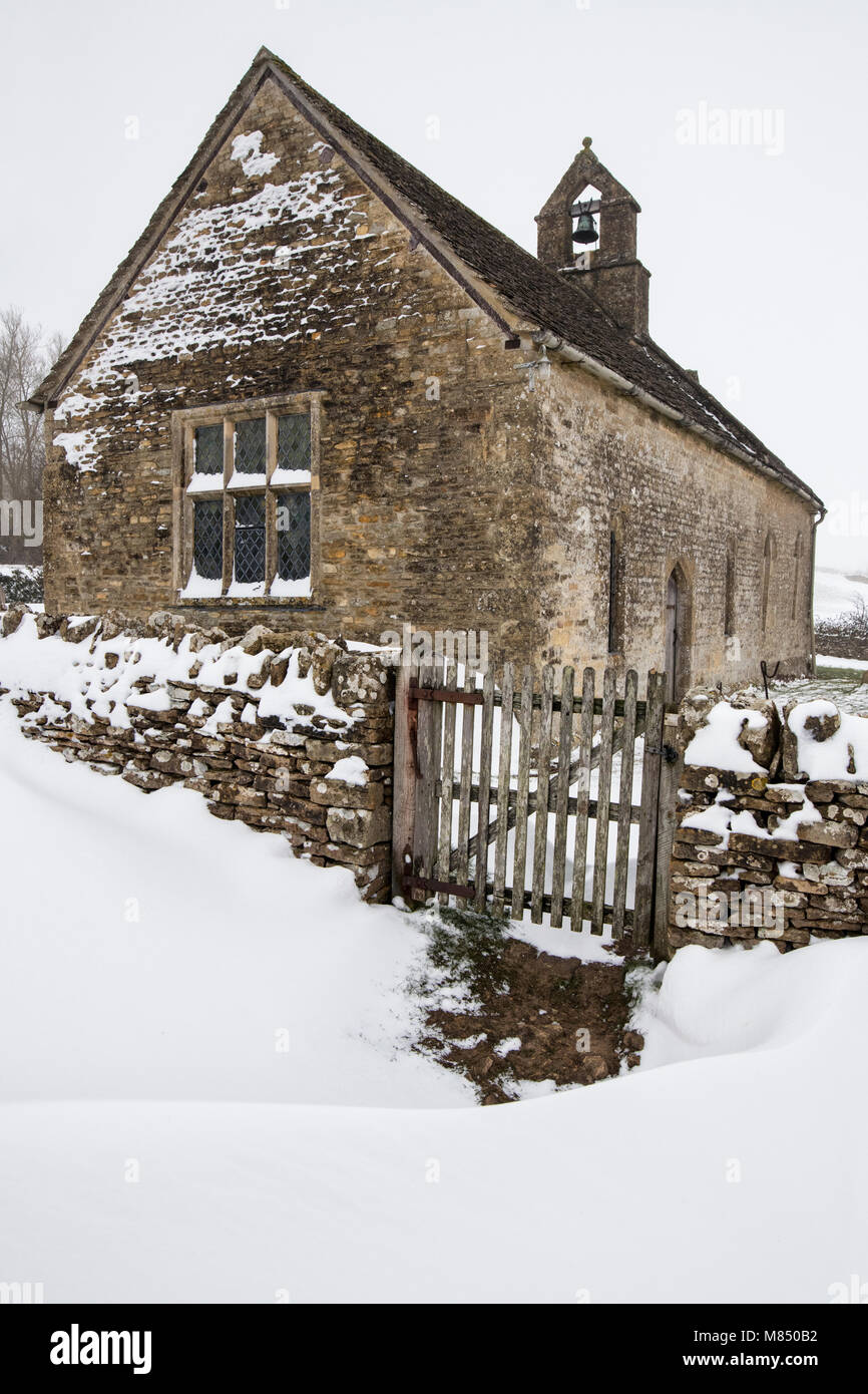 St Oswald la chiesa in inverno la neve. Widford, Cotswolds, Oxfordshire, Inghilterra Foto Stock