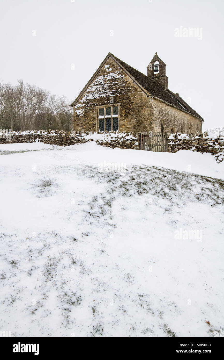 St Oswald la chiesa in inverno la neve. Widford, Cotswolds, Oxfordshire, Inghilterra Foto Stock