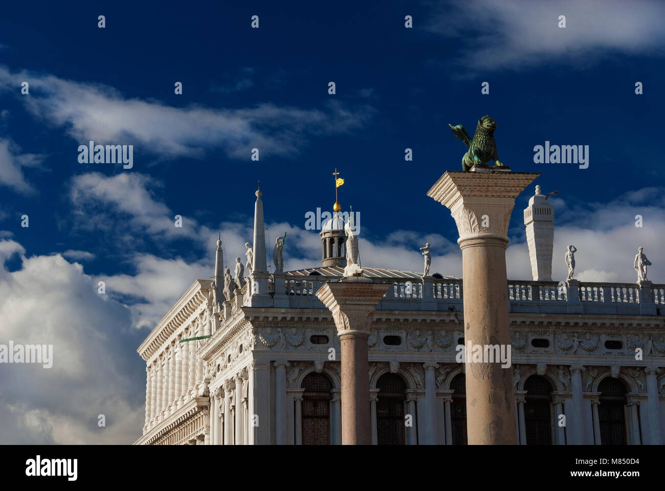 Piazza San Marco con il leone alato antica colonna e la vecchia libreria rinascimentale al tramonto Foto Stock