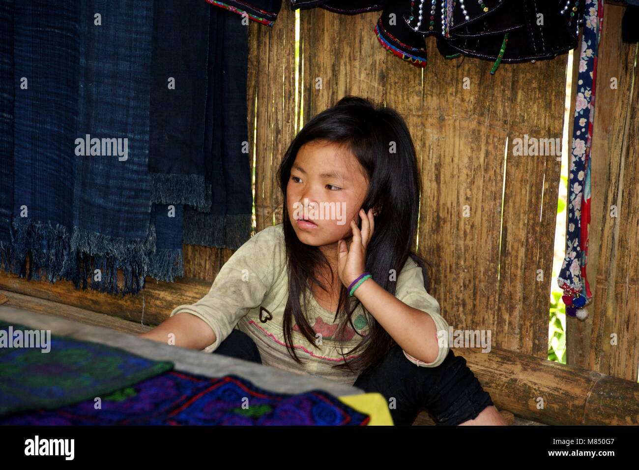 Una bella ragazza vietnamita, un rappresentante di un piccolo gruppo etnico. Le minoranze nazionali di Sapa. Sapa, Vietnam, Lao Cai Provincia, in Asia. 5 maggio 20 Foto Stock