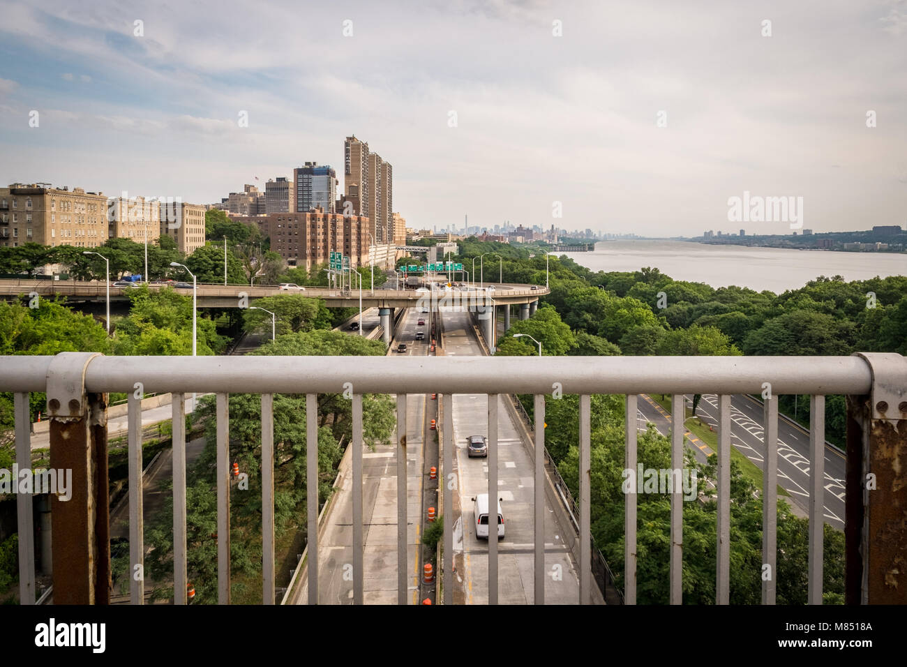 Guardando verso sud a New York City dal George Washington Bridge su un giorno d'estate. Foto Stock