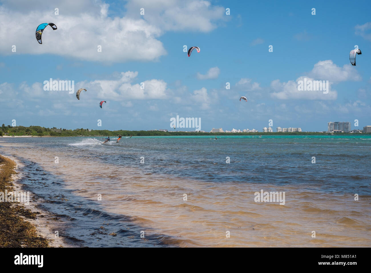 Kiteboarders in Cancun, Messico. Foto Stock