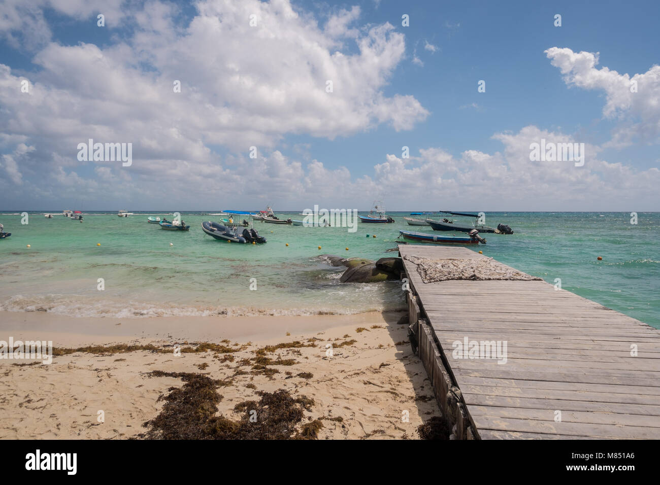 Barche di pescatori sulla spiaggia di Cancun Foto Stock